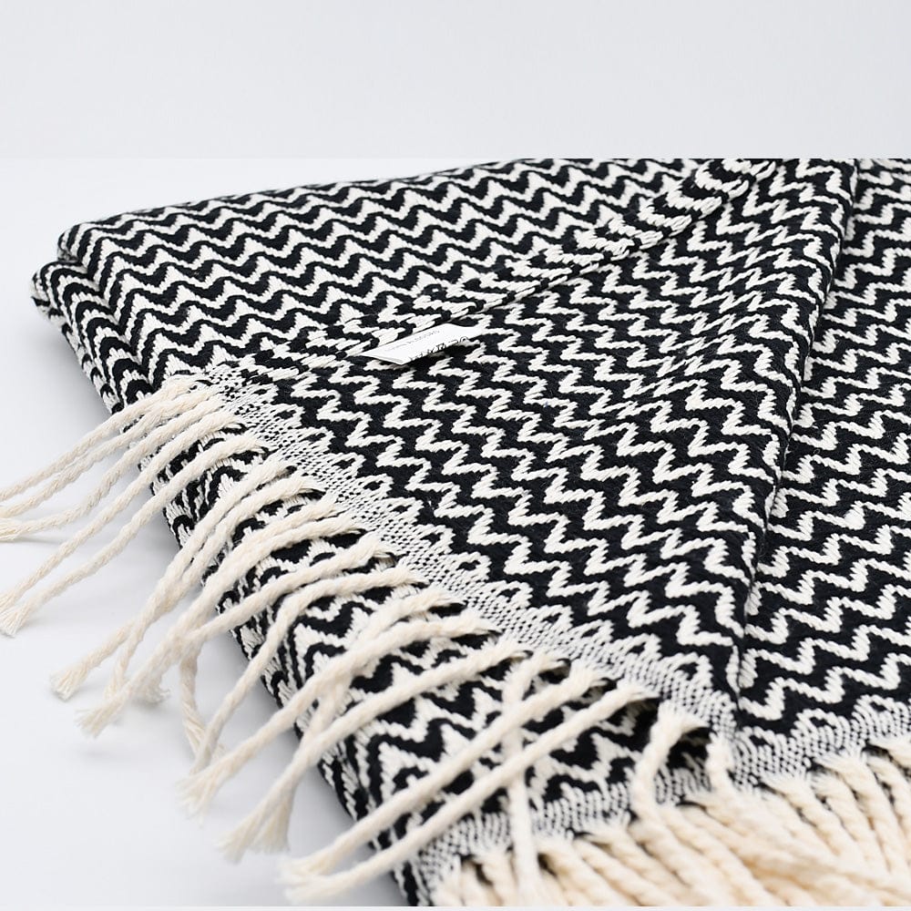 Plaid en coton bleu motifs chevrons I Artisanat du Portugal en ligne Plaid en coton "Ondas" - Noir