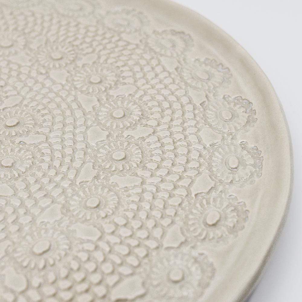 Assiette en céramique beige I Motifs dentelles portugaises Assiette "Flores" beige - 27 cm