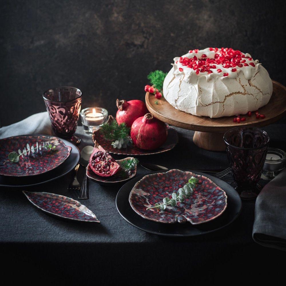 Assiette en grès rouge I Design Hortensia par Christian Tortu Assiette en grés "Hortensia" I Rouge